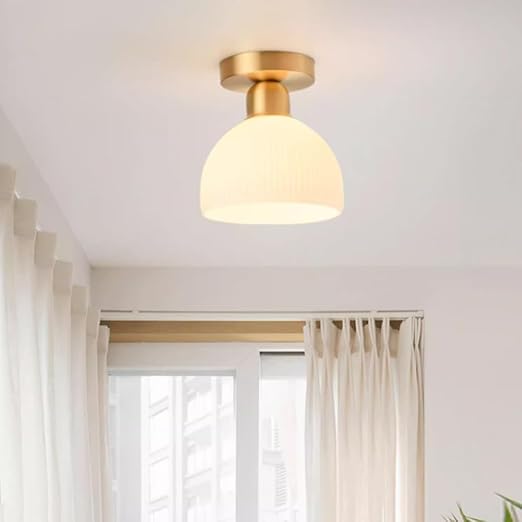 Moderne plafondlamp van melkachtig glas